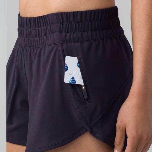 Lululemon tracker short in boysenberry size 6 4” inseam - Picture 4 of 10